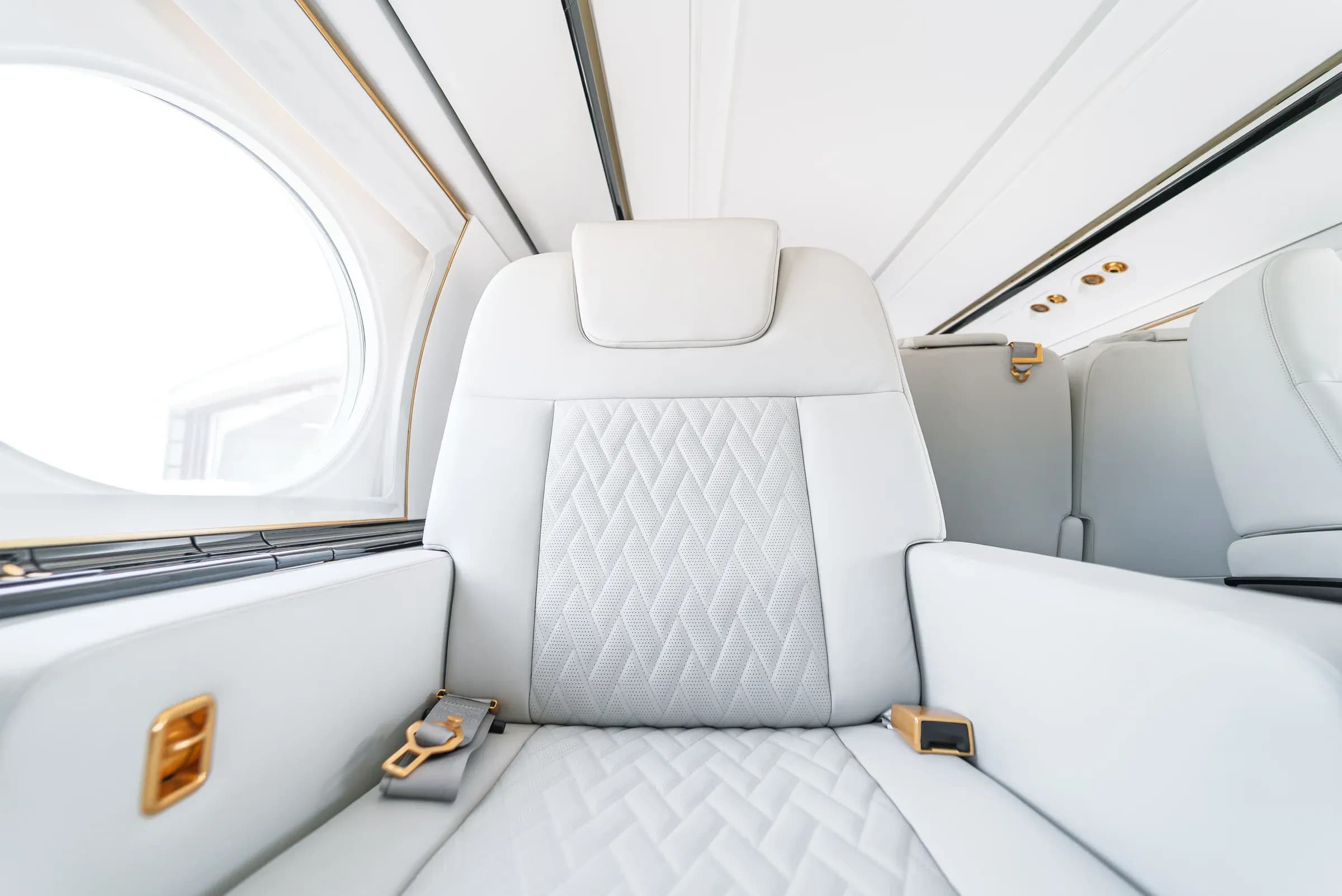 Frontal view of a white diamond-quilted Gulfstream G550 seat.